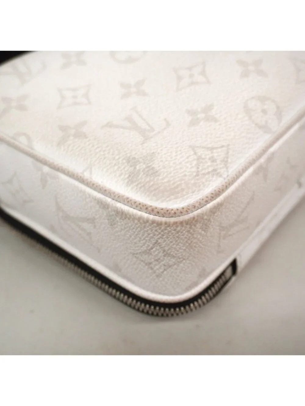 Louis Vuitton Shoulder Bag Taigarama Alpha Messenger Blanc